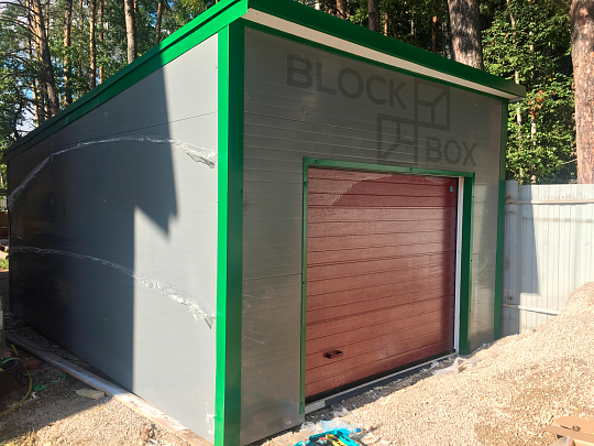 Серый гараж с зеленым каркасом на одно машиноместо - фото проекта