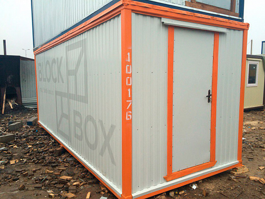 Хозяйственный блок-контейнер с контрастной серо-оранжевой окраской - фото проекта